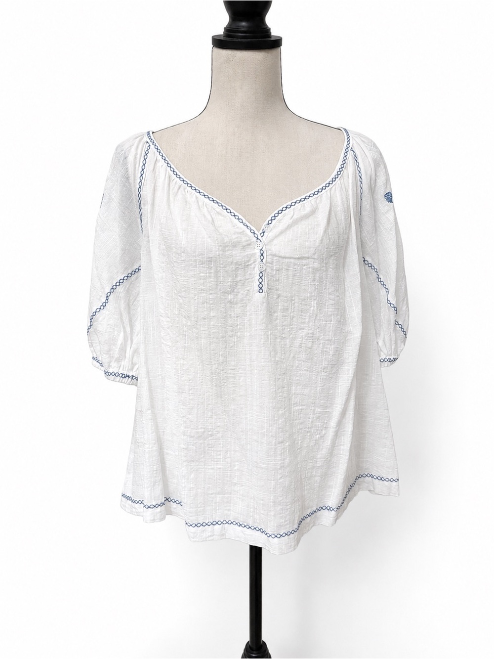 Max Studio London White & Blue Embroidered Peasant Blouse – M